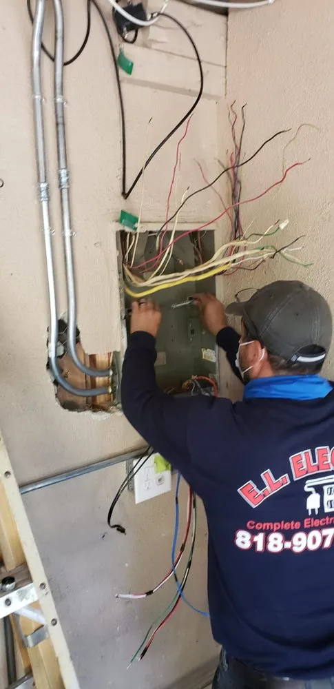 Certified electrician providing wiring installation in Tarzana, CA - EL Electric