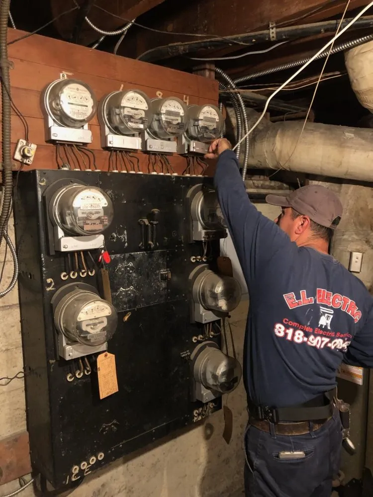 Professional electrician providing emergency electrical service in Tarzana, CA - EL Electric