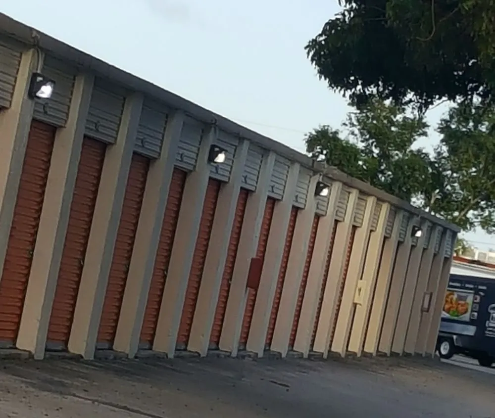 Emergency electrician providing circuit breaker repair in ,