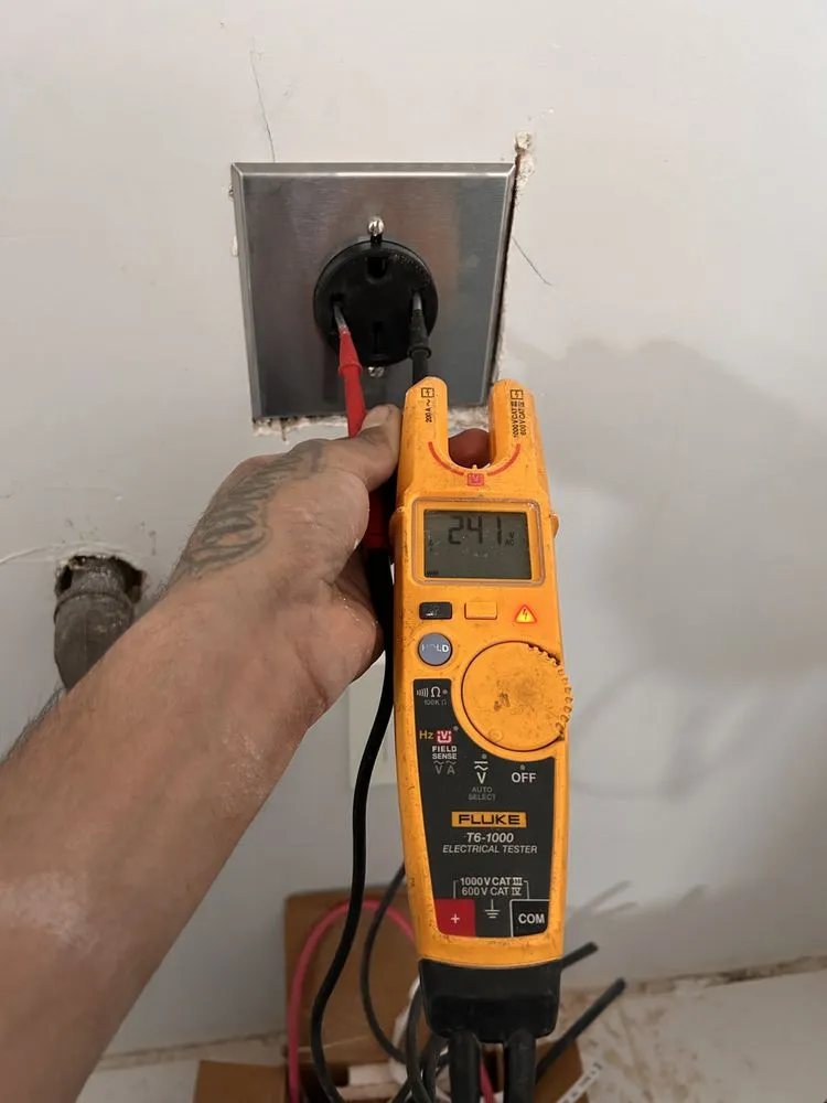 Reliable electrician providing circuit breaker repair in San Fernando Valley, CA - Elecristian Electric