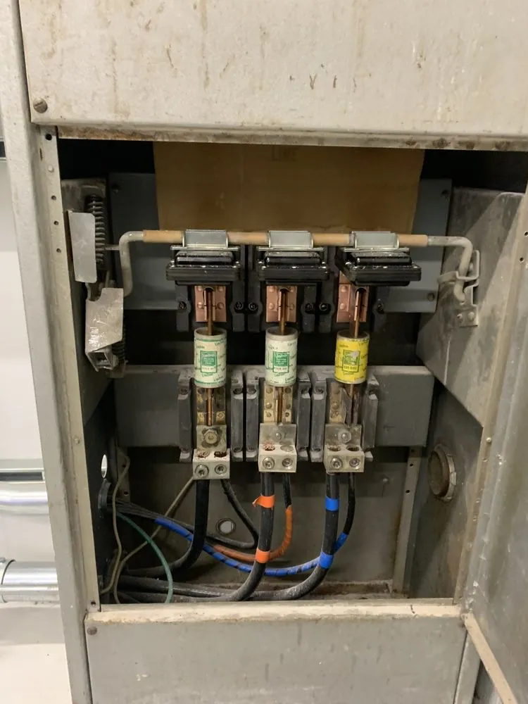 Professional electrician providing emergency electrical service in San Fernando Valley, CA - Elecristian Electric