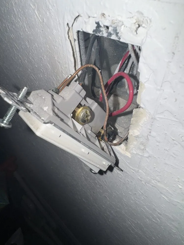 Affordable electrician providing circuit breaker repair in Loxahatchee, FL - Electric Co Solutions