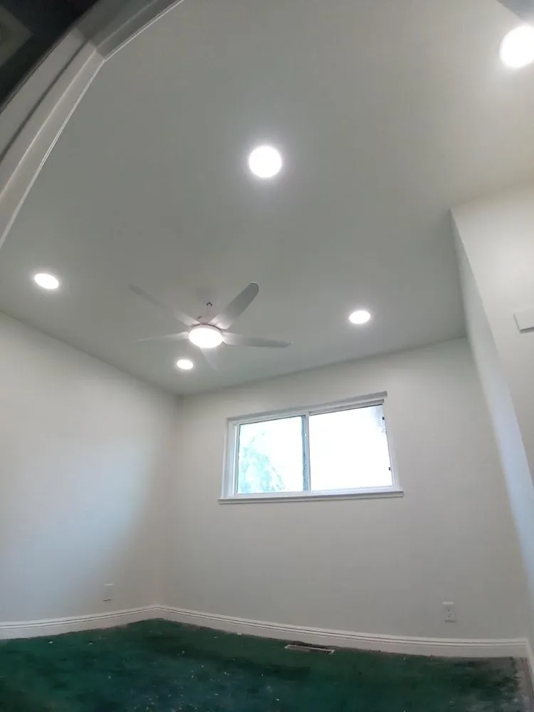 Licensed electrician providing emergency electrical service in , 