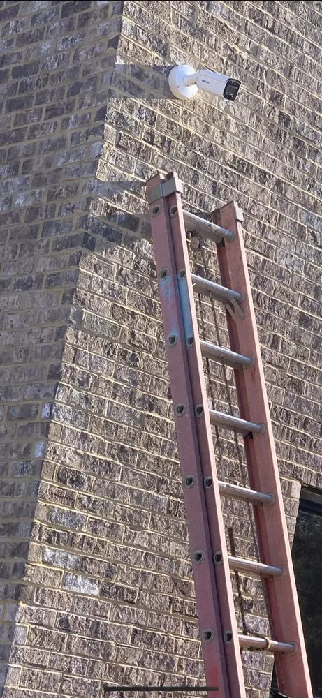 Professional electrician providing circuit breaker repair in , 