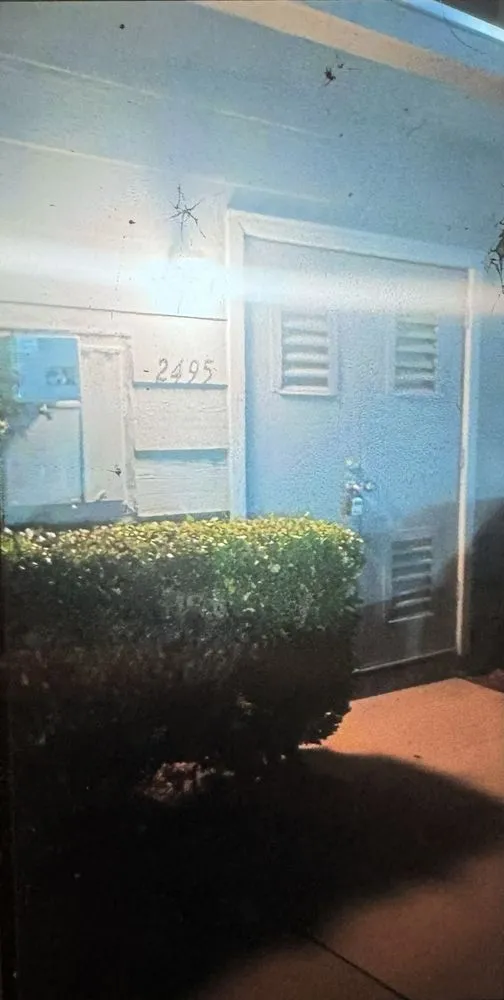 Emergency electrician providing circuit breaker repair in , 