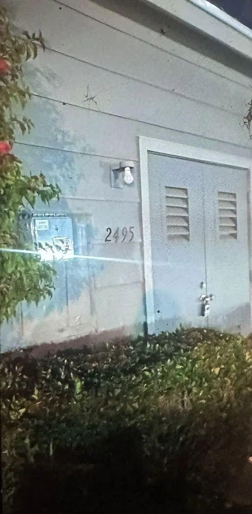 Emergency electrician providing electrical repair in , 