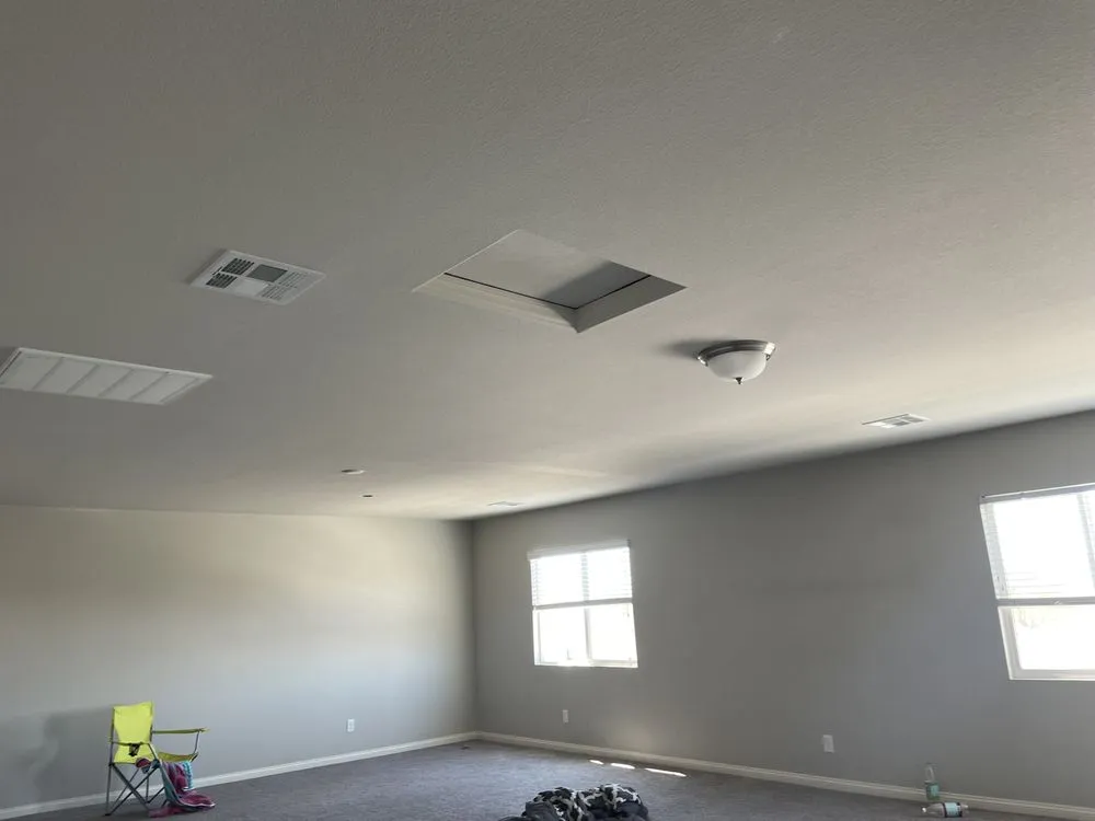 Emergency electrician providing circuit breaker repair in , 