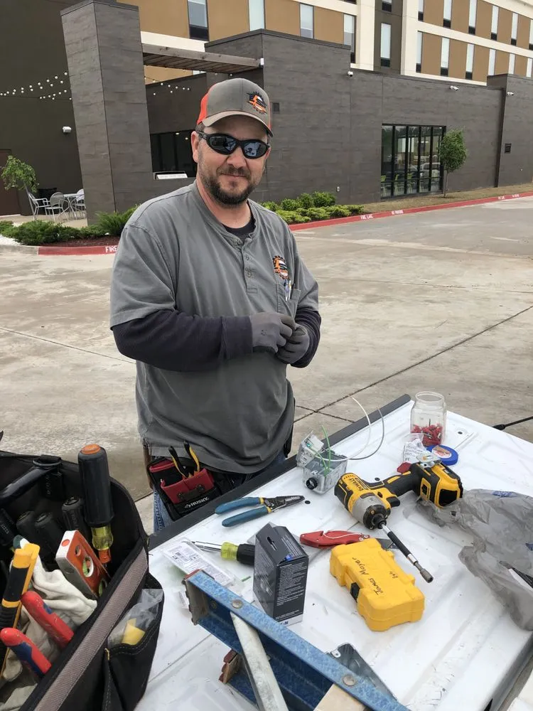 Emergency electrician providing lighting installation in , 