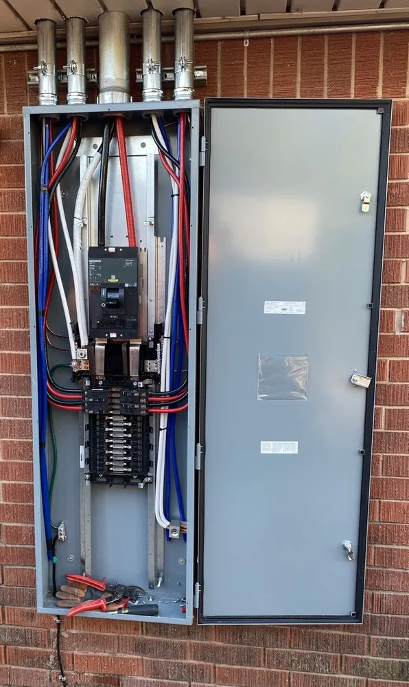 Certified electrician providing emergency electrical service in , 