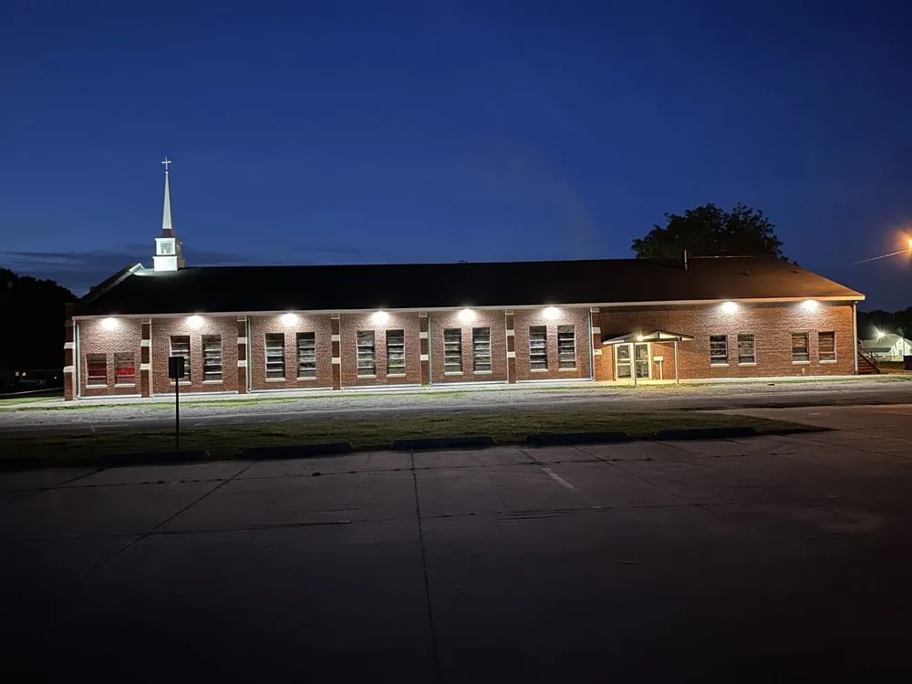 Licensed electrician providing electrical repair in , 