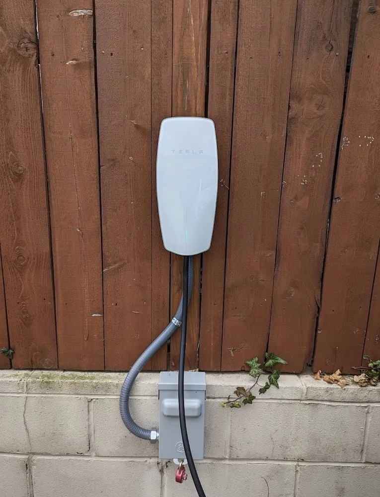 Emergency electrician providing lighting installation in ,