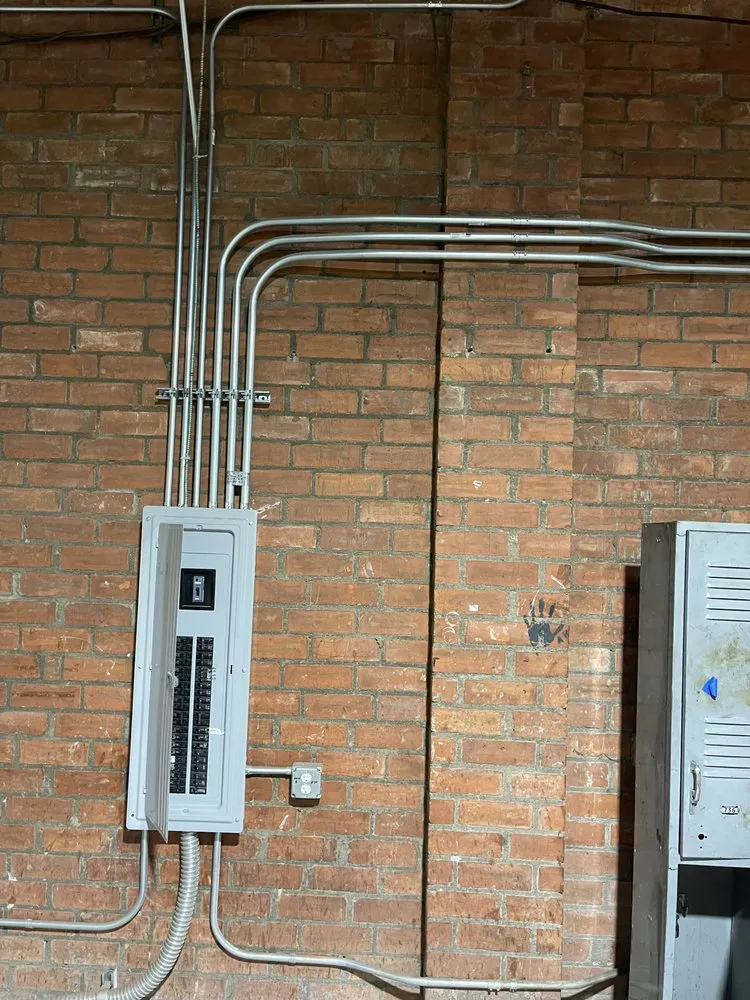 Licensed electrician providing circuit breaker repair in , 