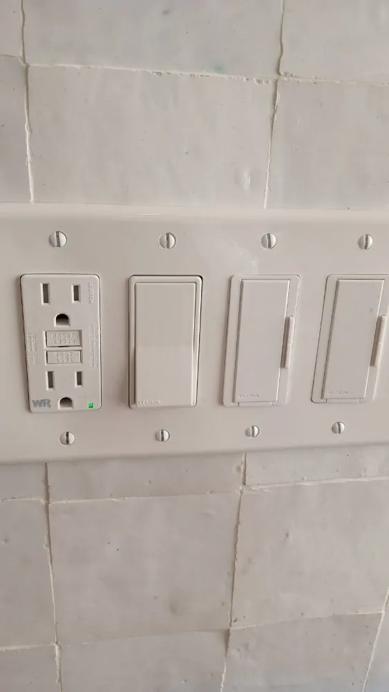 Slide of Electrican Roverto Cordova