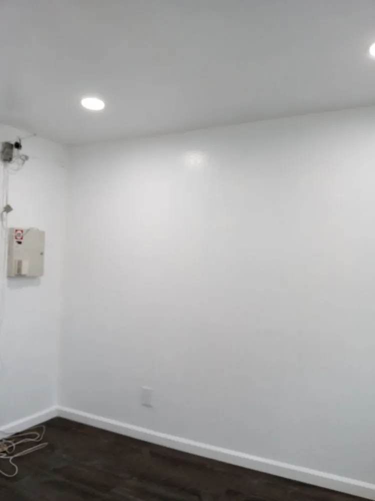 Slide of Electrican Roverto Cordova