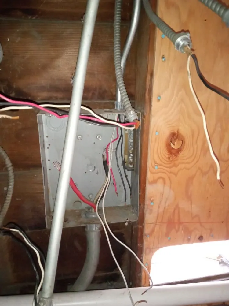 Slide of Electrican Roverto Cordova