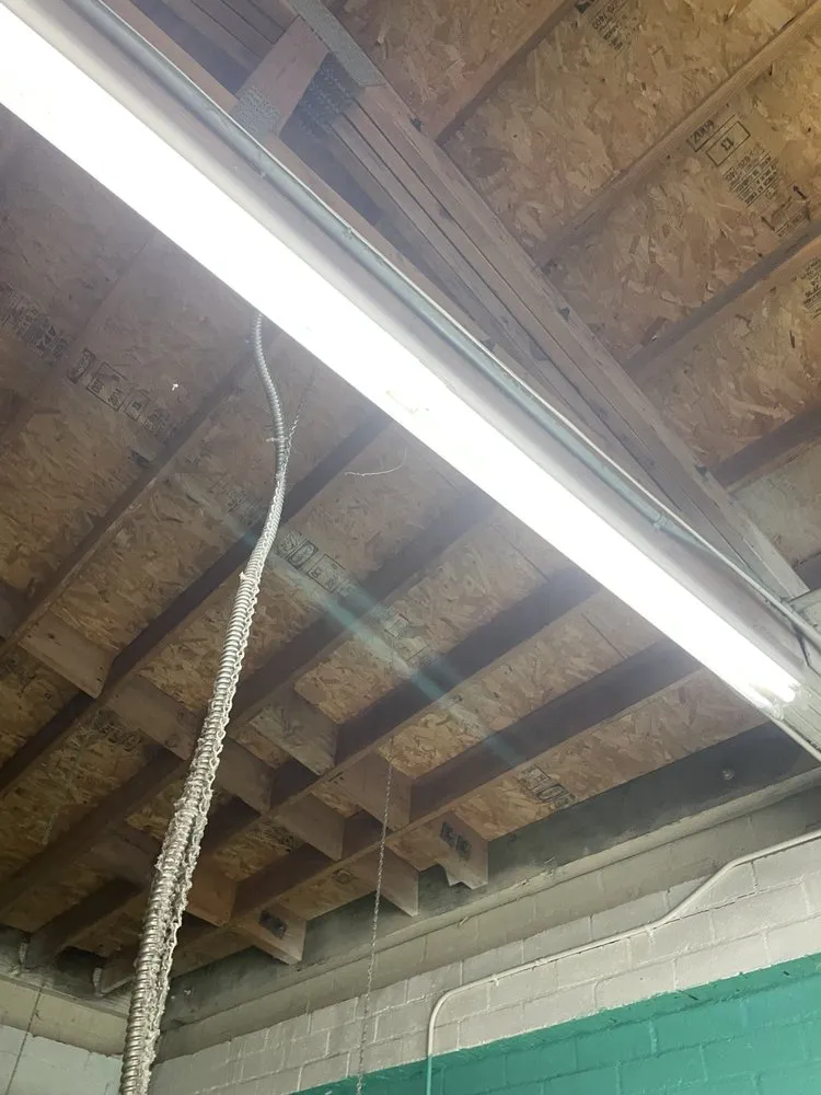 Certified electrician providing circuit breaker repair in , 