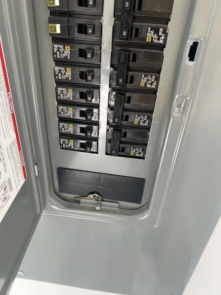 Emergency electrician providing lighting installation in Hermitage, TN - Electricidad
