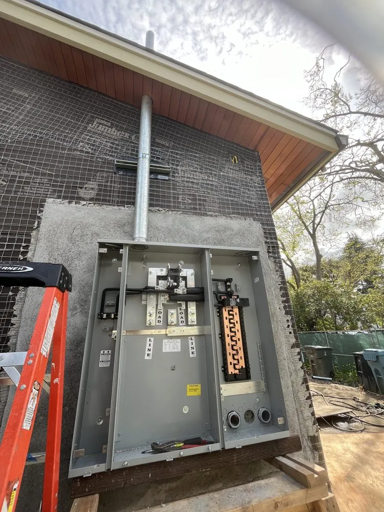 Professional outlet and switch repair in ,  by Electricista De La Bahia