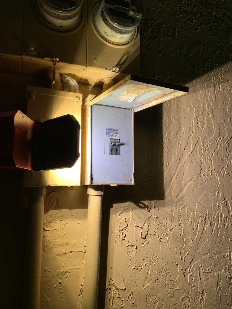 Licensed electrician providing circuit breaker repair in , 