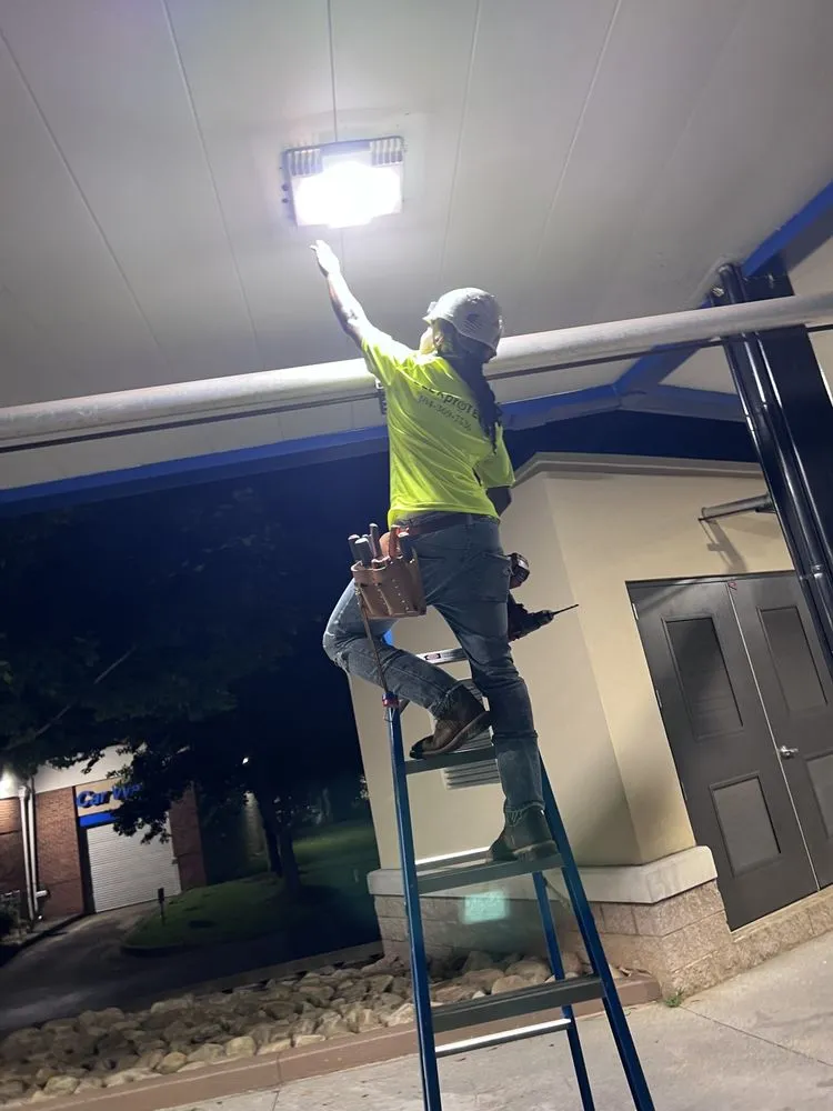 Licensed electrician providing electrical repair in , 