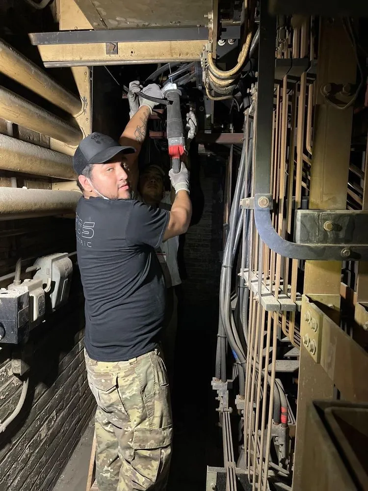 Slide of Elektra Services Je