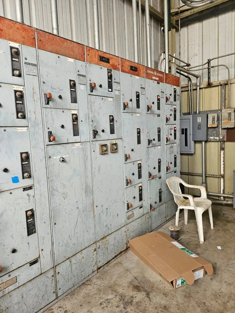 Certified electrician providing emergency electrical service in , 