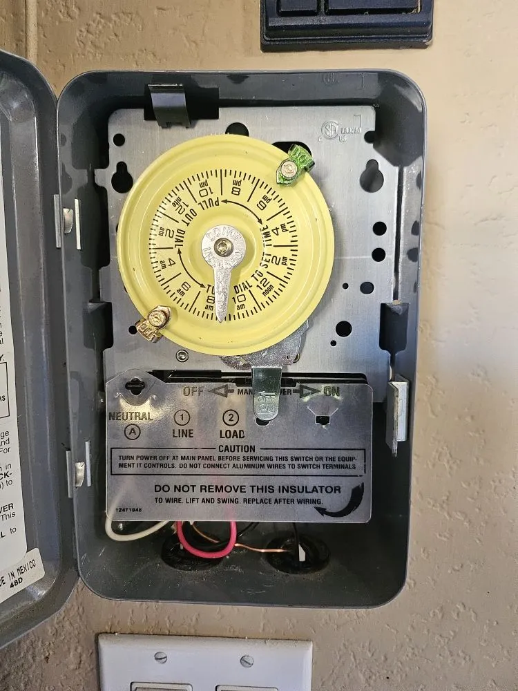 Licensed electrician providing circuit breaker repair in , 