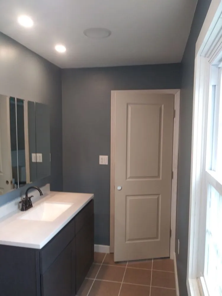 Professional electrician providing lighting installation in Saint Leonard, MD - Elis Excellence