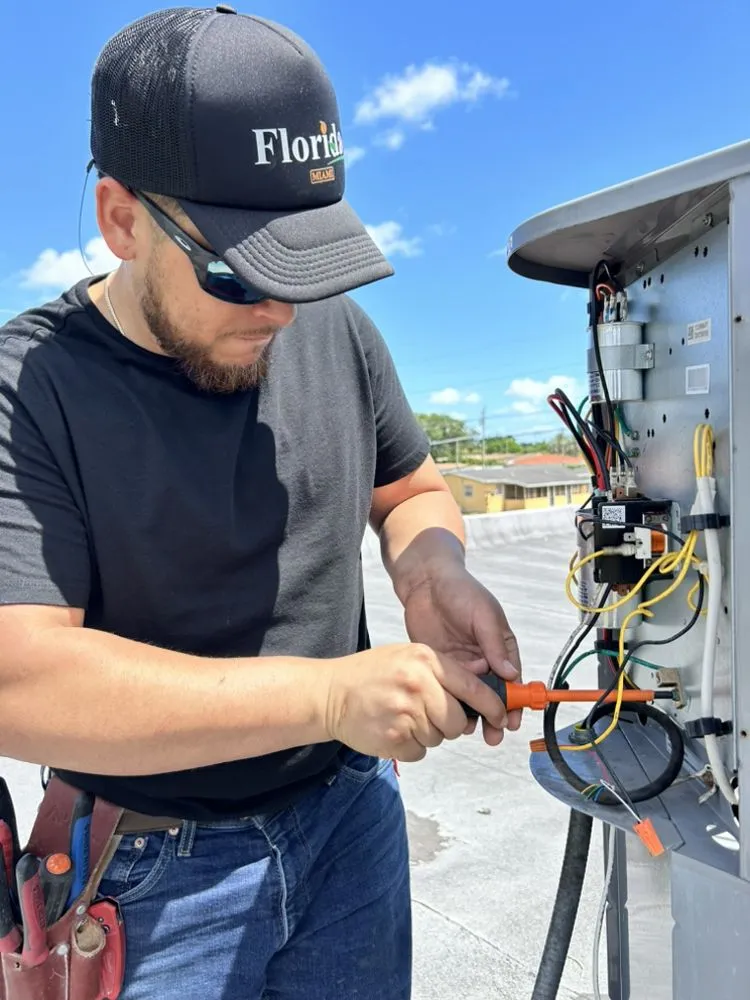 Licensed electrician providing electrical repair in , 