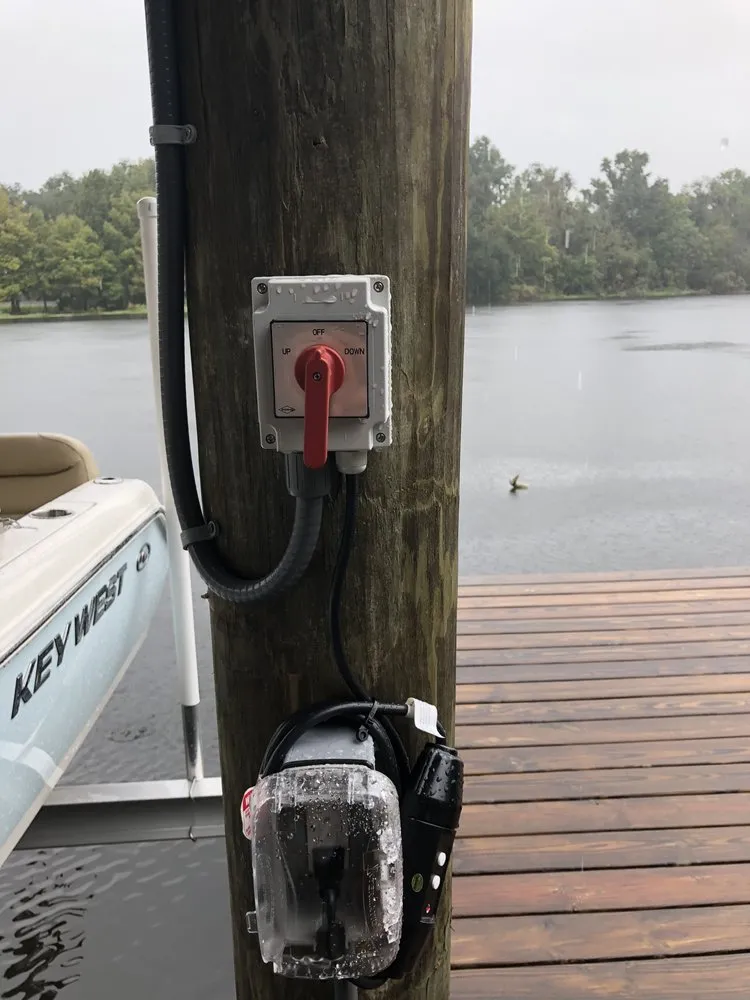 Licensed electrician providing circuit breaker repair in ,