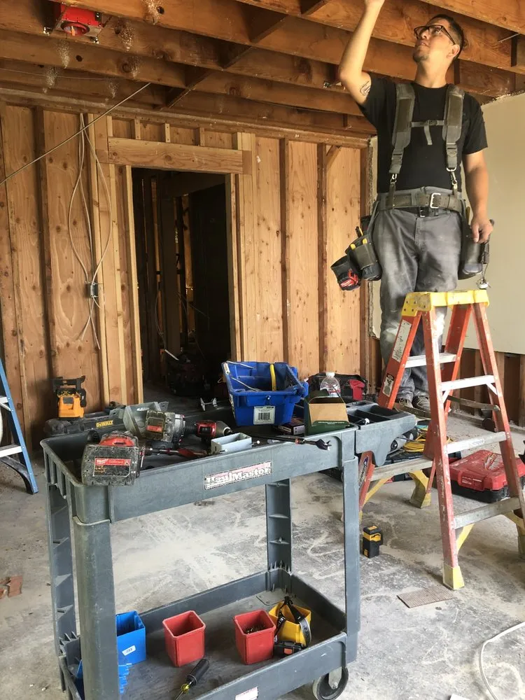 Trusted electrician providing circuit breaker repair in , 