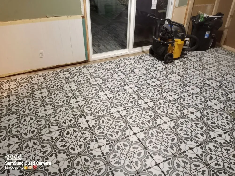 Licensed electrician providing circuit breaker repair in , 