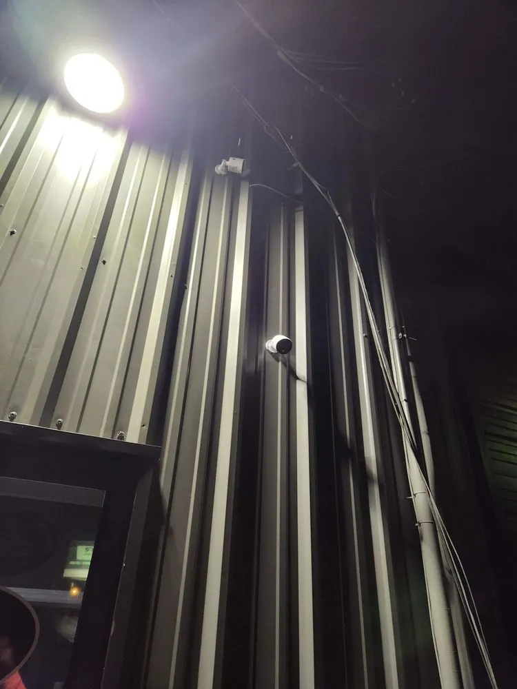 Emergency electrical service for homes in lighting installation, by