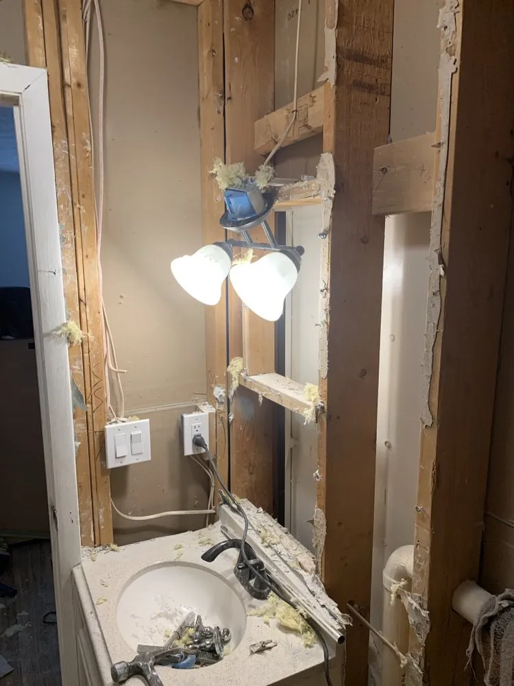 Reliable electrician providing emergency electrical service in , 