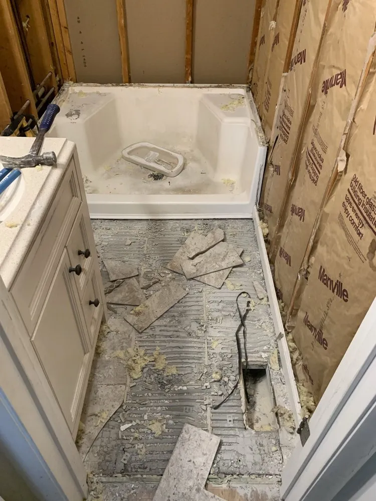 Expert electrician providing emergency electrical service in , 