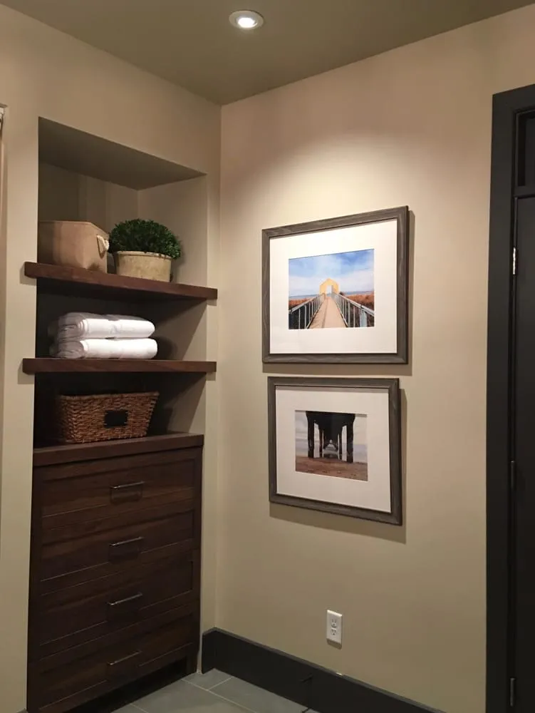 Certified electrician providing emergency electrical service in , 