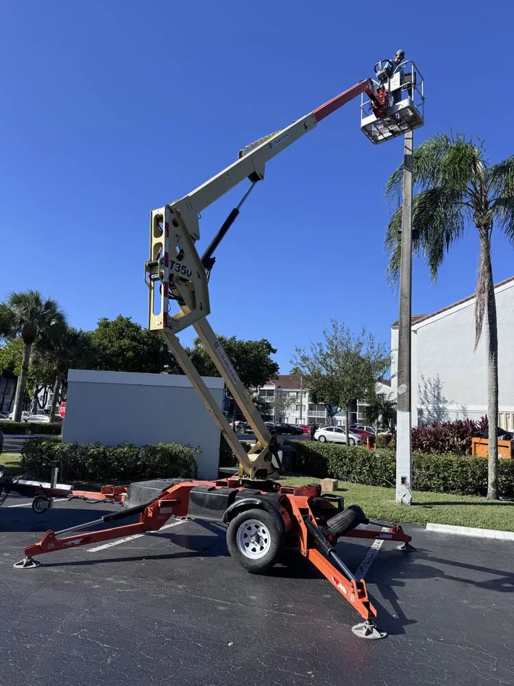 Slide of E&M Leon Construction