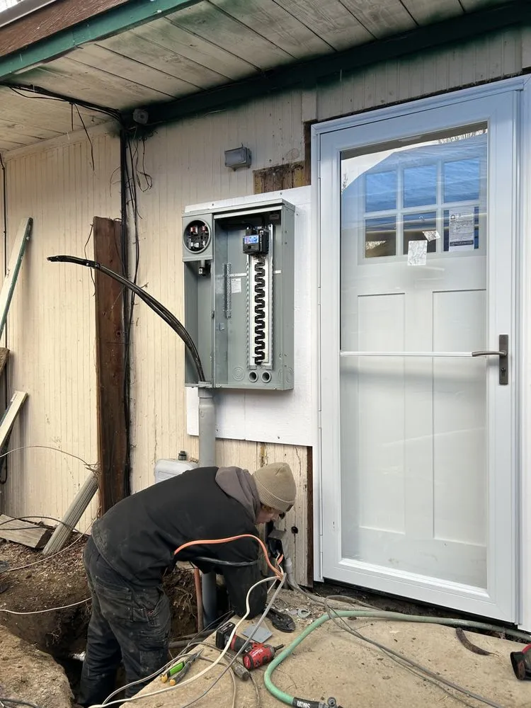 Emergency electrician providing emergency electrical service in , 