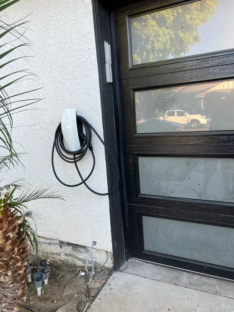 Emergency electrician providing emergency electrical service in San Fernando Valley, CA - EMK Electrical Services