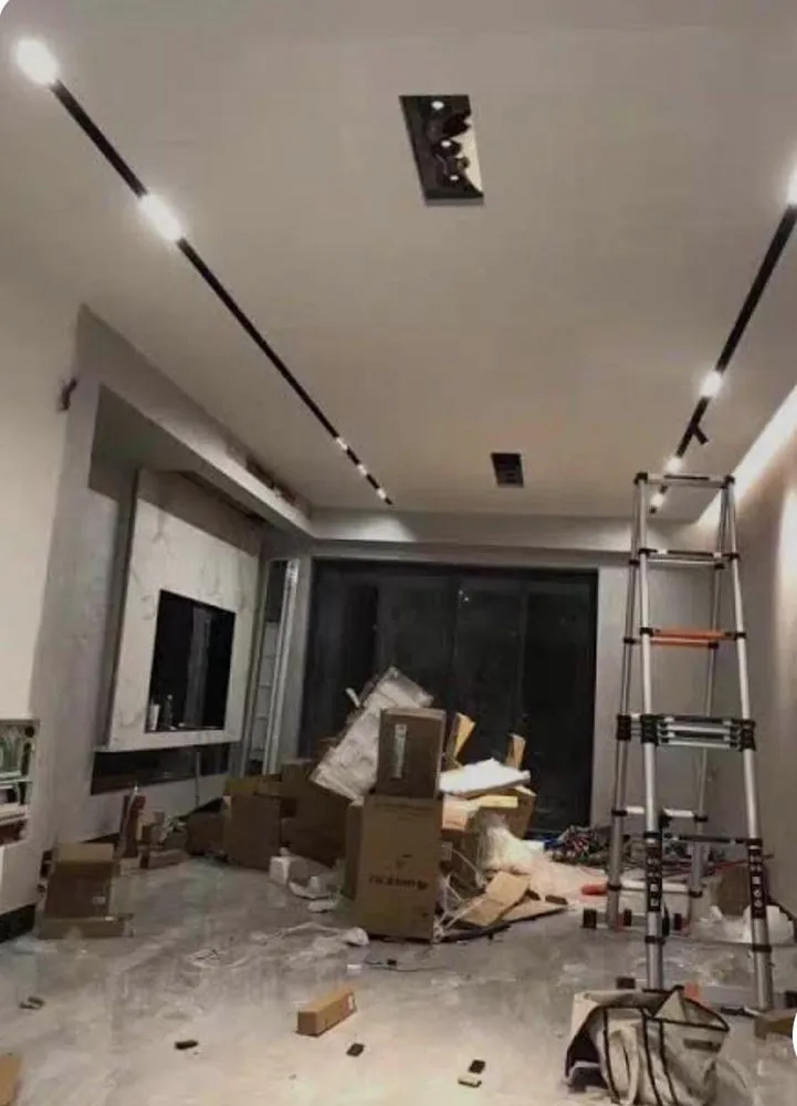 Emergency electrician providing emergency electrical service in , 