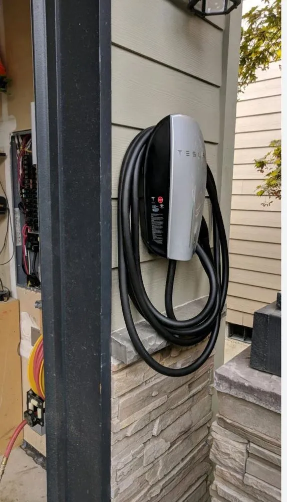 Certified electrician providing circuit breaker repair in , 