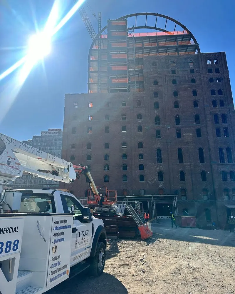 Expert electrician providing emergency electrical service in , 