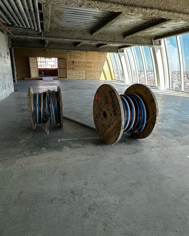 Licensed electrician providing emergency electrical service in , 