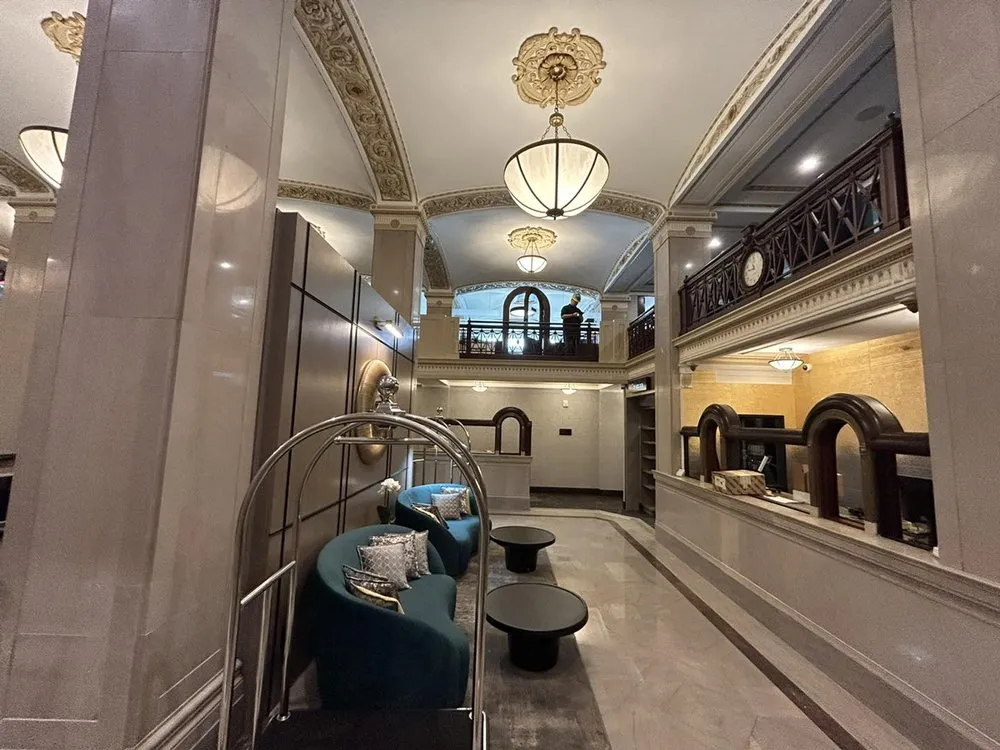 Emergency electrician providing lighting installation in , 