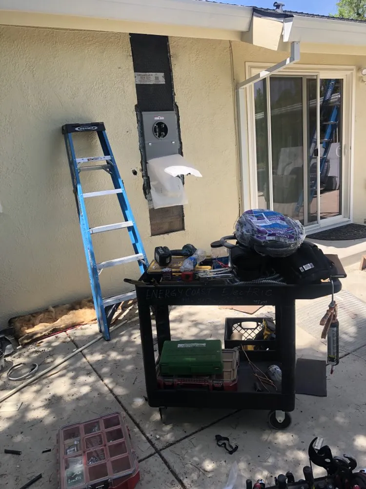 Affordable electrician providing emergency electrical service in , 