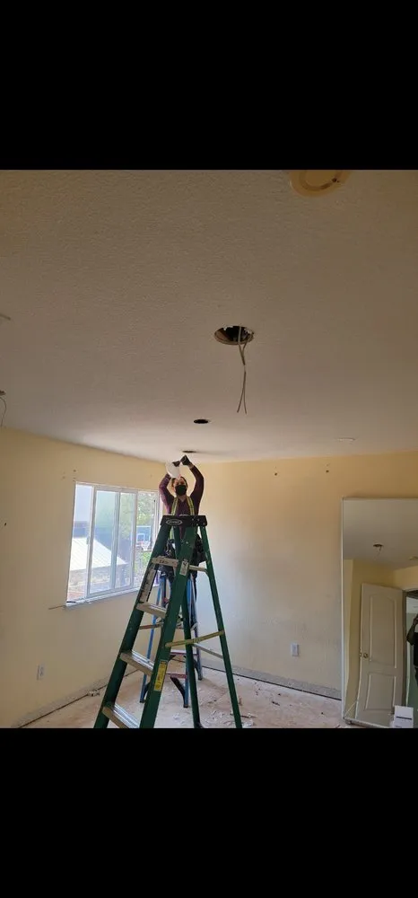 Slide of Enríque electric