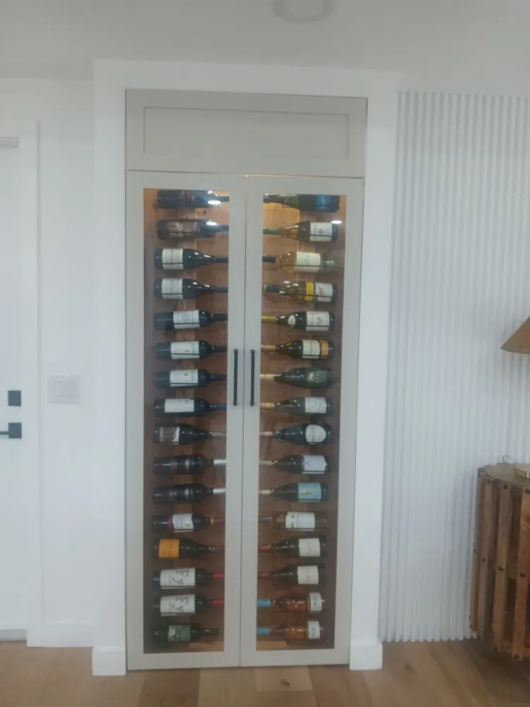 Licensed electrician providing electrical repair in , 