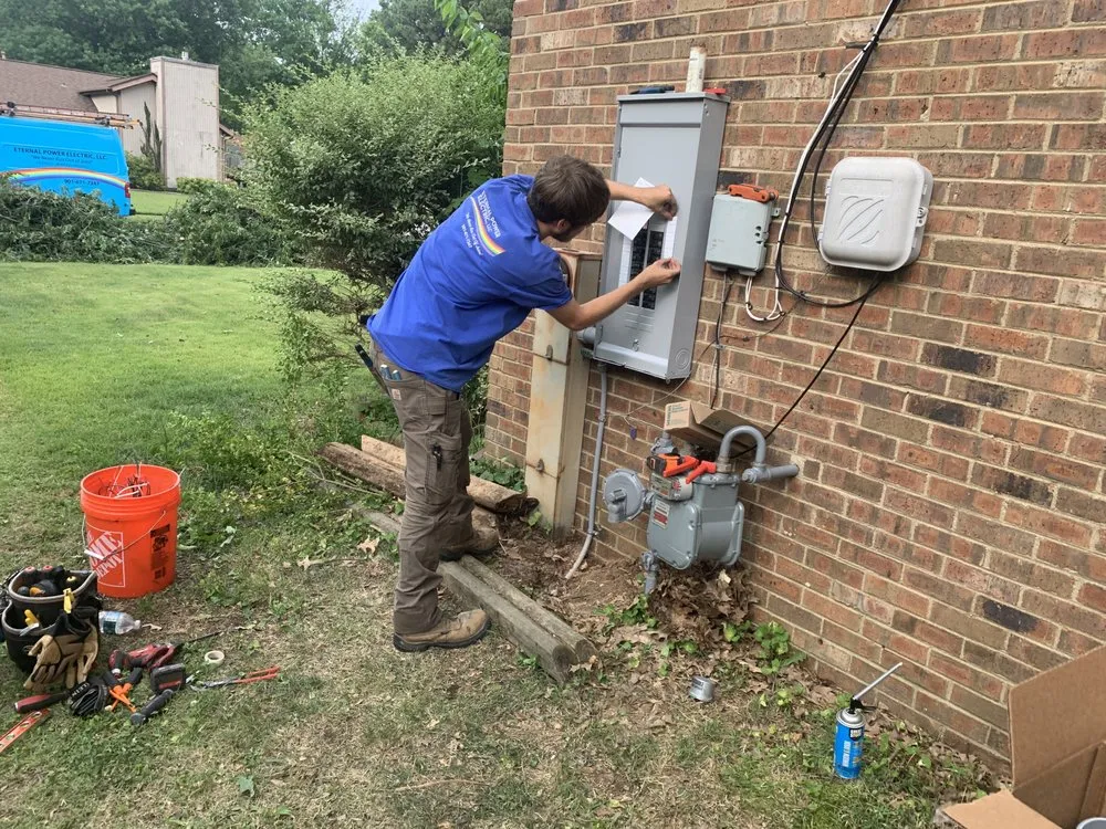 Emergency electrician providing circuit breaker repair in , 