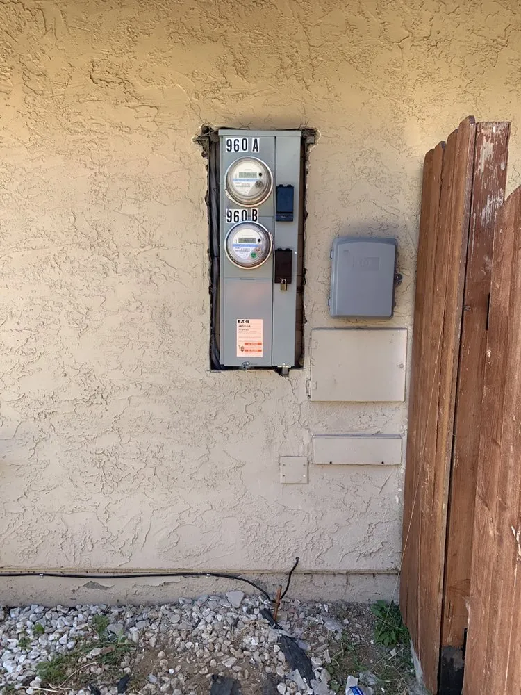 Slide of Etzae Electric Services