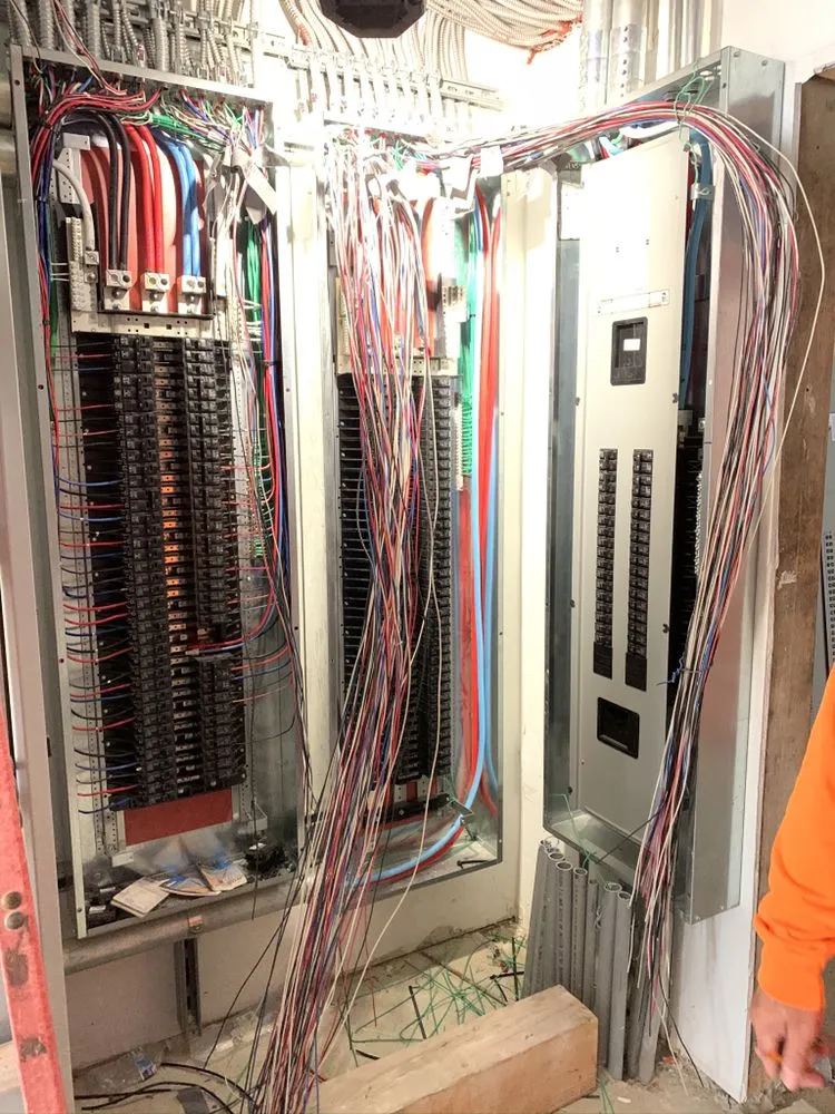 Slide of Etzae Electric Services